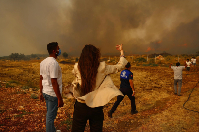 İzmir Çeşme yangınında tüm ekipler sahada... Riskli bölgelerde tahliyeler sürüyor