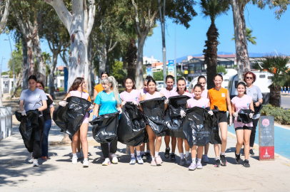 İzmir Narlıdere'de voleybolculardan kıyı temizliği