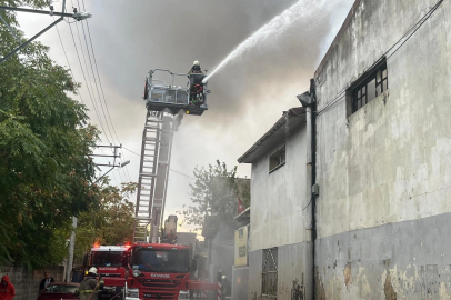İzmir Bornova’daki depo yangınına hızlı müdahale 