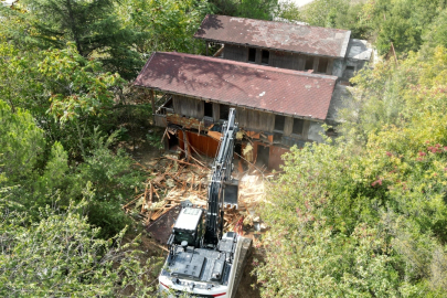 İzmit’te tehlikeli metruk yıkıldı