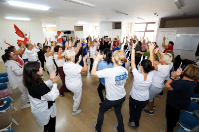 İzmir Narlıdere'de bedenin şifası kahkaha ve dansla geldi