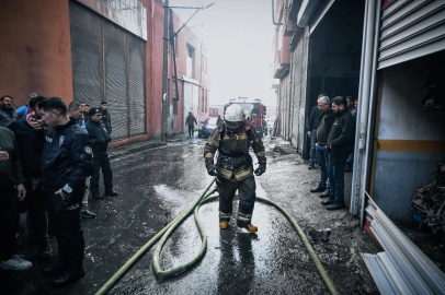 İzmir Buca’da depo yangını kısa sürede söndürüldü