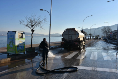 Bursa Gemlik'te Kurşunlu sahilinde fırtına sonrası temizlik